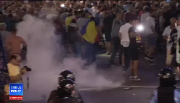 Cât de periculoase sunt gazele folosite de jandarmi în Piața Victoriei. Ce spun medicii și experții