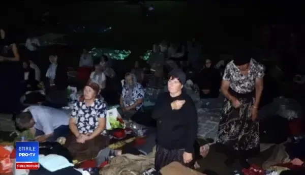 Sfânta Maria, pelerinajul de la Mănăstirea Nicula. Credincioșii au înconjurat biserica în genunchi