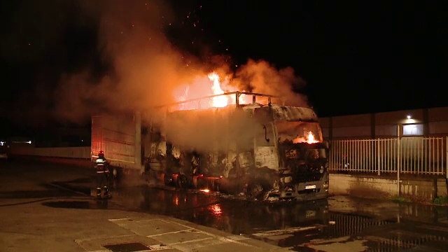 TIR plin cu hârtie, cuprins de un incendiu. Șoferul, care dormea, a scăpat nevătămat