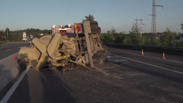 Accidente în lanț pe DN1, din cauza traficului. O betonieră s-a răsturant pe un sens de mers