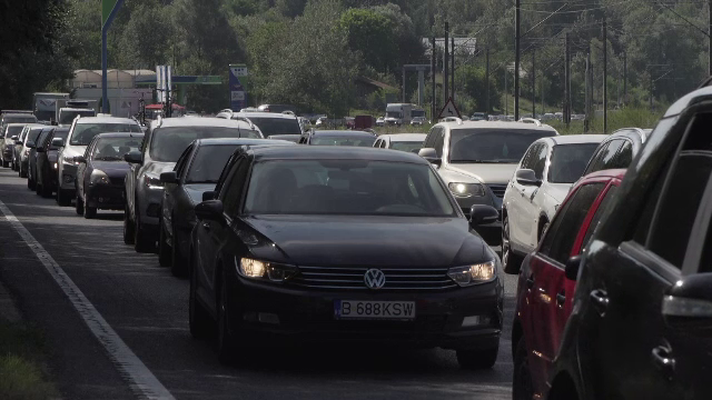 ”Sfânta Maria” a adus cozile pe DN 1. Un șofer a mers cu viteza I până s-a stricat mașina