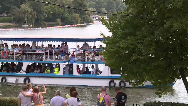 Sfânta Maria. Zeci de mii de oameni din Capitală au stat la coadă pentru a se plimba cu vaporașul