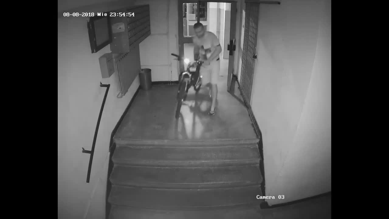 Bicicletă, furată de la etajul 4, în București. Hoțul a lipit scotch pe vizoare. VIDEO