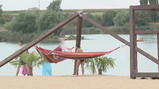 "Litoralul Vestului" atrage numeroşi turişti, încântaţi de nisipul fin şi aspectul exotic