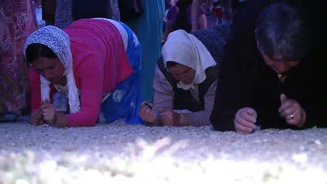 Sfânta Maria la Mănăstirea Nicula: mii de credincioși în vârstă au făcut ture în genunchi
