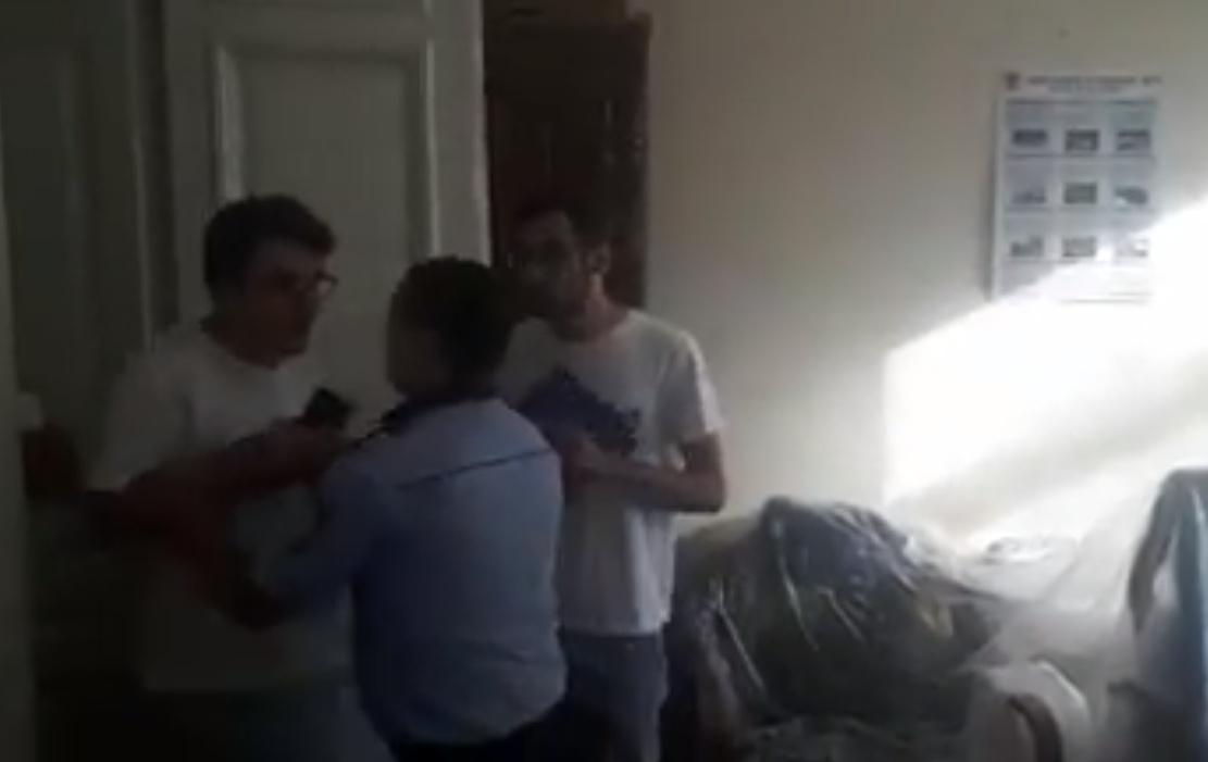 Deputat USR, agresat de un polițist local în timp ce strângea semnături pentru campania ”Fără penali”. VIDEO