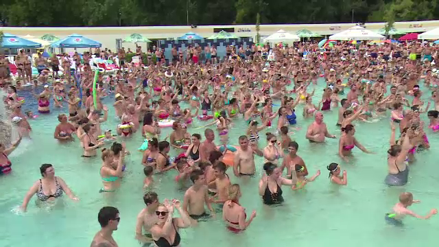 Peste 10.000 de turiști la Băile Felix. Stau ca sardelele în bazinele cu apă termală