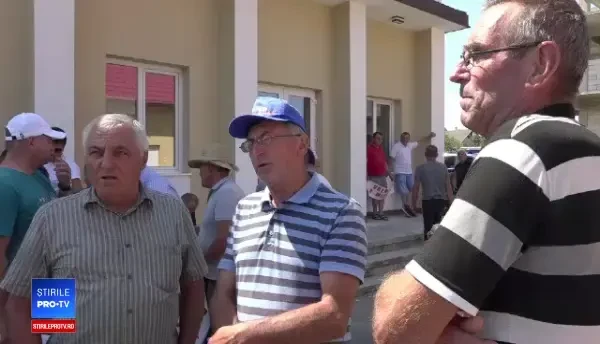 Localnici nevoiți să facă un ocol de 30 de kilometri ca să ajungă în oraș, din cauza unui pod distrus de ape