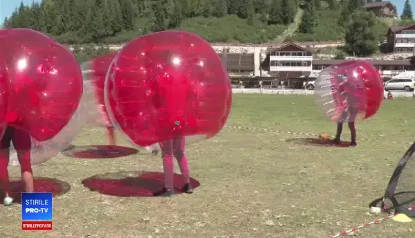 Peste 100 de tineri care au învins cancerul s-au întâlnit într-o tabără