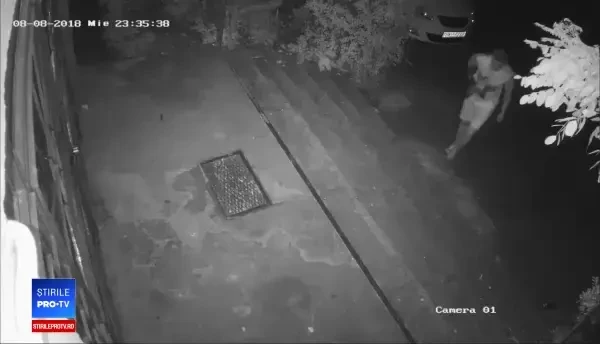 Bicicletă, furată de la etajul 4, în București. Hoțul a lipit scotch pe vizoare. VIDEO