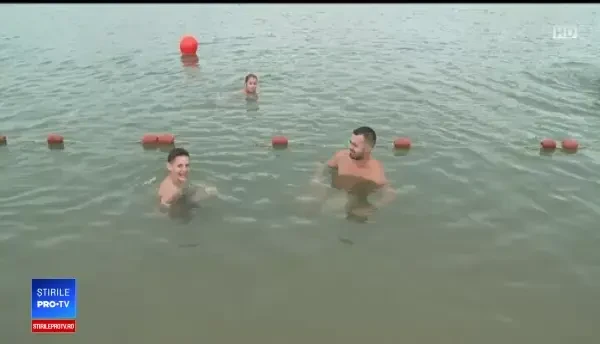 Litoralul Vestului atrage numeroşi turişti, încântaţi de nisipul fin şi aspectul exotic