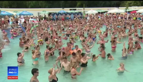 Peste 10.000 de turiști la Băile Felix. Stau ca sardelele în bazinele cu apă termală