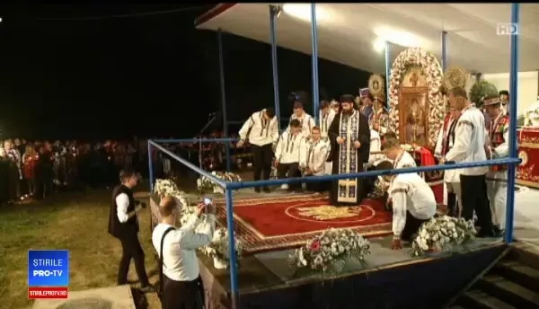 Sfânta Maria la Mănăstirea Nicula: mii de credincioși în vârstă au făcut ture în genunchi