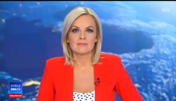 Un pui de pisică, adoptat de o cățelușă care și-a piedut toți puii la naștere