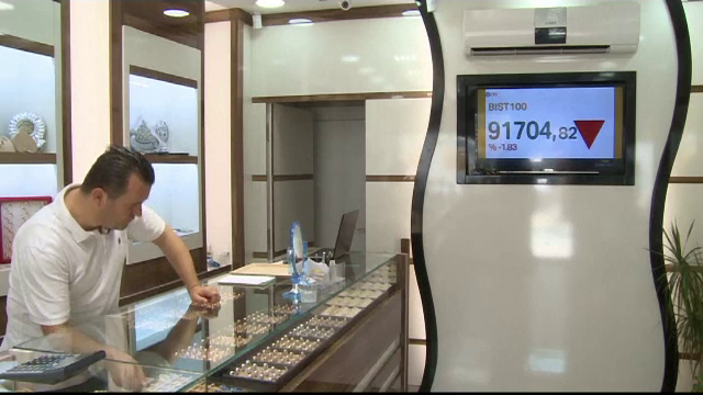 Turcii își vând aurul și bijuteriile. ”Acum, totul decurge haotic”