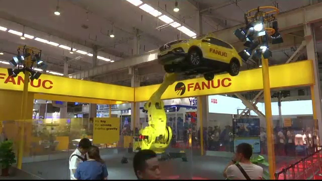 Expoziție la Beijing: tancuri ghidate de la distanță și roboți care pot ridica mașini