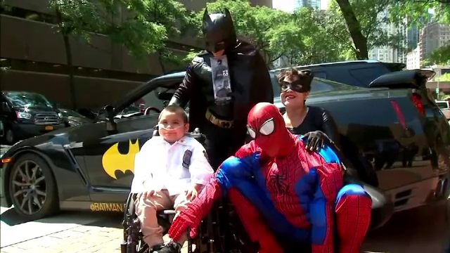 Întâlnirea emoționantă a unui băiețel grav bolnav cu supereroii săi preferați