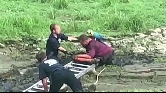 Momentul în care un bărbat și papagalul său sunt salvați din noroi