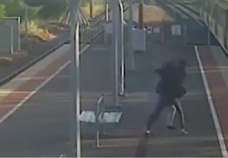 Momentul în care un tânăr își târăște iubita spre un tren aflat în mișcare. VIDEO