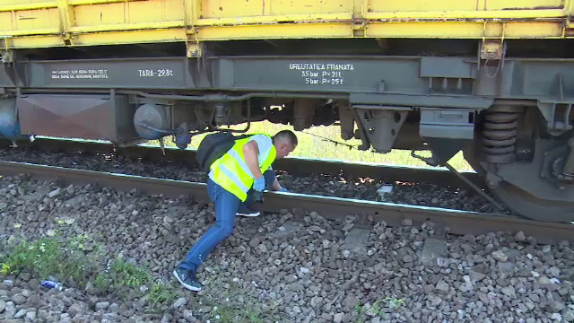 Doi muncitori răniți, după ce un utilaj CFR a deraiat, în Dâmbovița