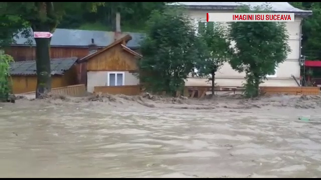O ploaie torențială a făcut prăpăd în Suceava. Traficul pe Transrarău, blocat
