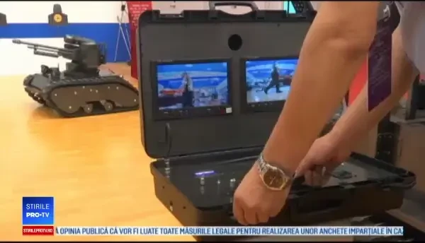 Expoziție la Beijing: tancuri ghidate de la distanță și roboți care pot ridica mașini