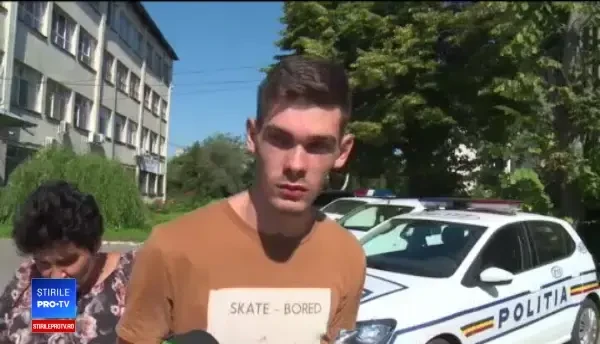 Un adolescent a murit, după ce mașina în care se afla a rupt gardul unei gospodării