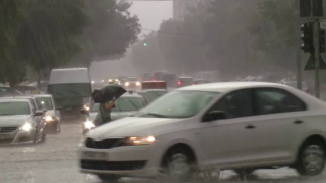 Străzi și locuințe din Timișoara, inundate după o ploaie torențială