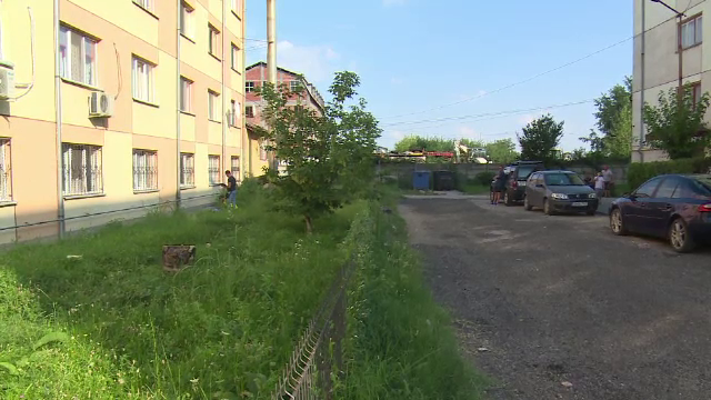 Cadavrul unui bărbat din Târgoviște, găsit între blocuri. Ce spun vecinii