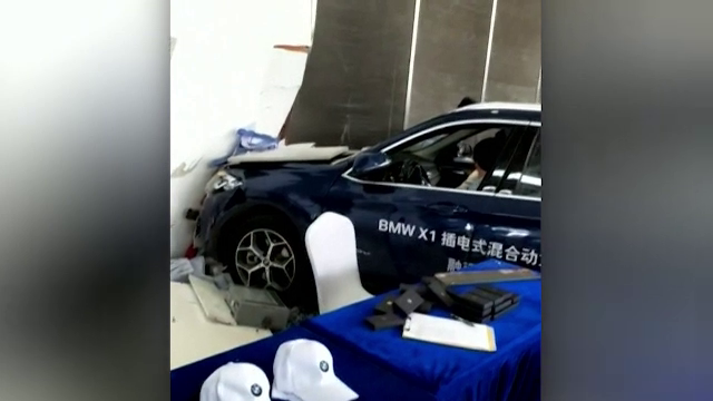 Ce s-a întâmplat într-un showroom, după ce o femeie a confundat frâna cu accelerația