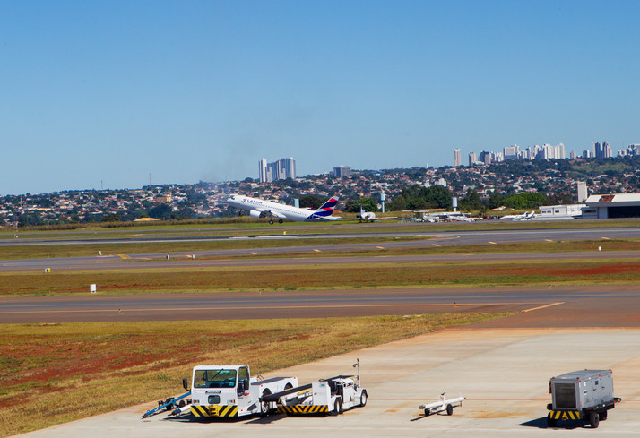 9 avioane, forţate să aterizeze joi din cauza ameninţărilor cu bombă. Ce s-a găsit în ele