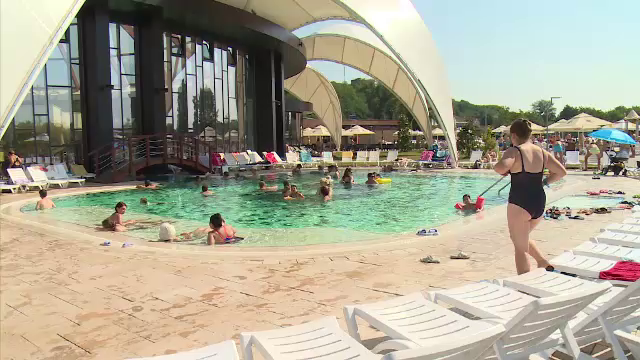 Aglomerație în parcul acvatic din Oradea și pe malul Crișului, în a 3-a zi de vacanță bugetară