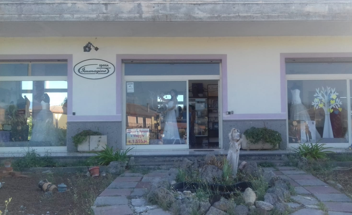 Câte rochii de mireasă au fost descoperite în casa unor hoți români din Italia. Au fost arestați pe loc