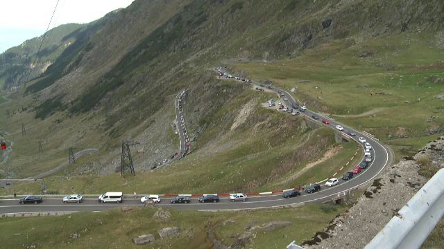 Transfăgărășanul, la fel de aglomerat ca pe DN1: ”Am abandonat mașina și am luat-o pe jos!”
