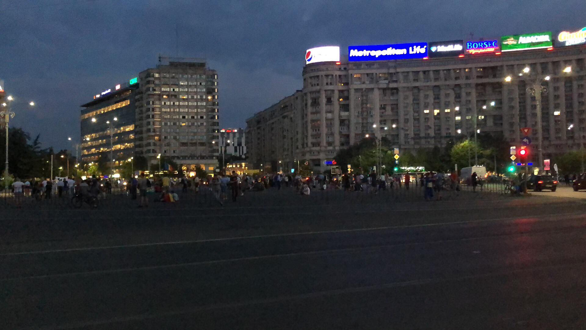 Câteva sute de protestatari s-au strâns în Piața Victoriei: “Democraţia moare în gaze şi bastoane!”