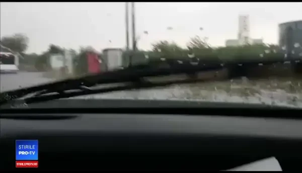 Străzi și locuințe din Timișoara, inundate după o ploaie torențială