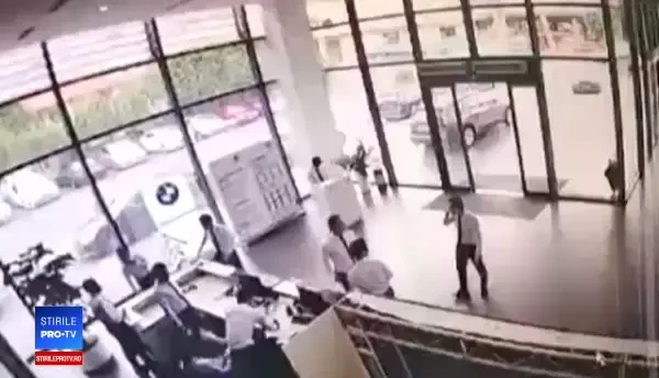 Ce s-a întâmplat într-un showroom, după ce o femeie a confundat frâna cu accelerația