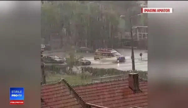 Fenomene extreme în toată ţara. Prăpăd în Timișoara după o rupere de nori