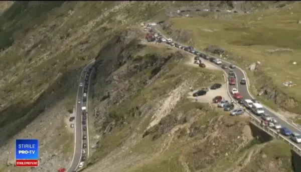 Transfăgărășanul, la fel de aglomerat ca pe DN1: Am abandonat mașina și am luat-o pe jos!