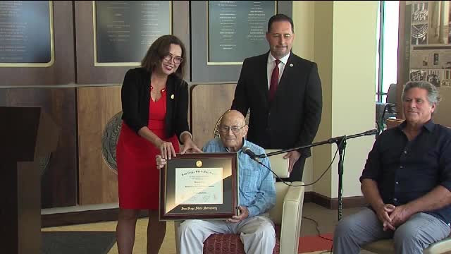 Un absolvent de colegiu din California și-a primit diploma după 83 de ani de așteptare