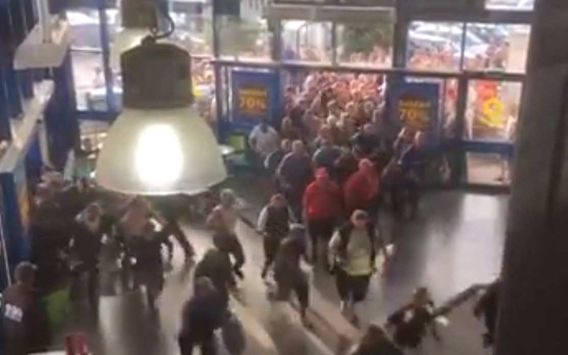 Bătaie pentru reduceri, într-un magazin din Cluj. Oamenii au alergat ca la maraton. VIDEO