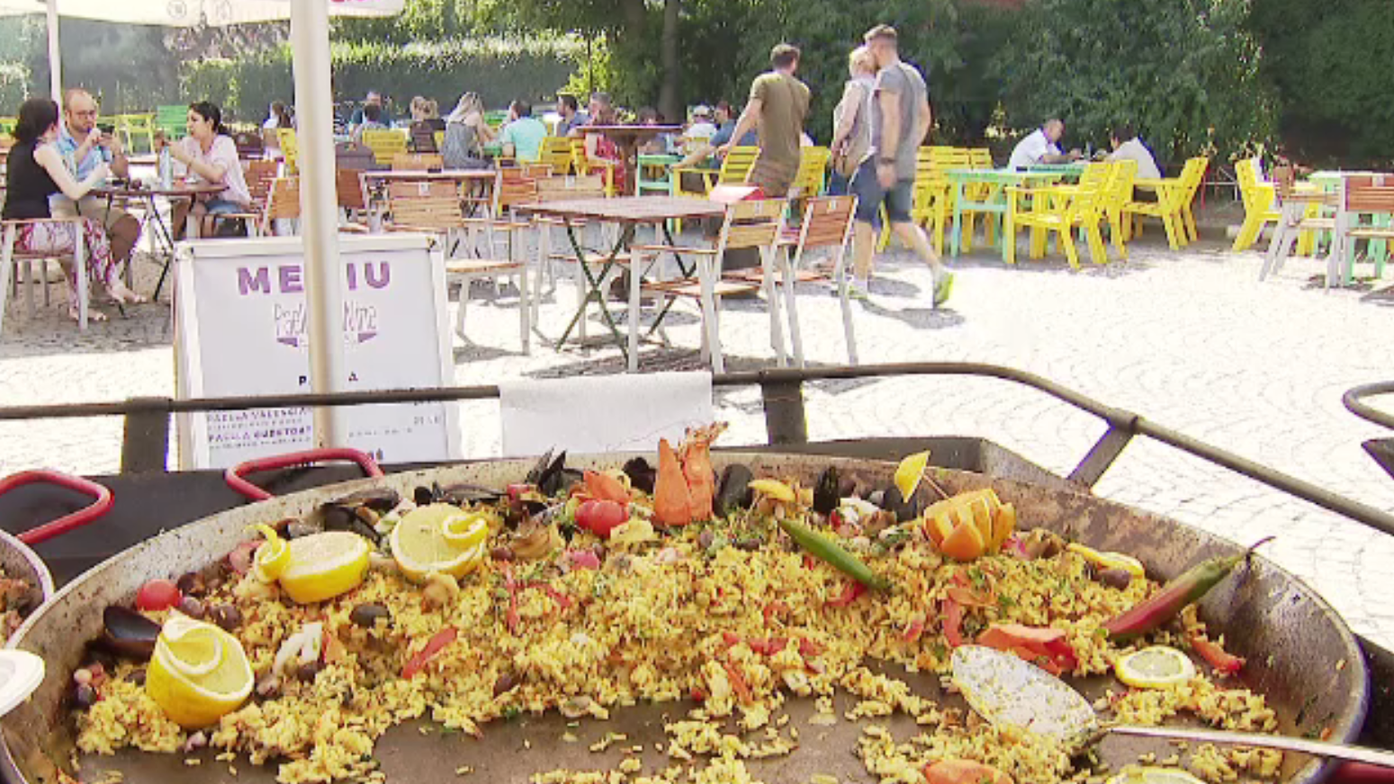 Românii și-au schimbat preferințele în materie de mâncare de când își fac vacanțele în străinătate