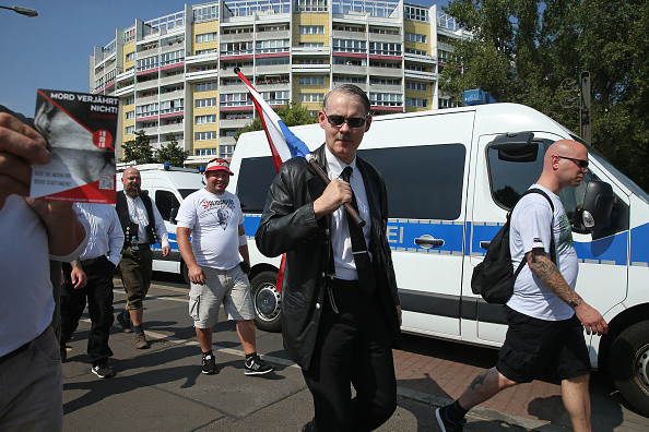 Contramanifestanţii au aruncat pietre şi sticle în militanţi neonazişti la un marș în Berlin