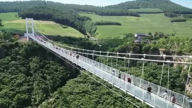 Încă un pod de sticlă în China. Are 370 metri și traversează o prăpastie ca în filme