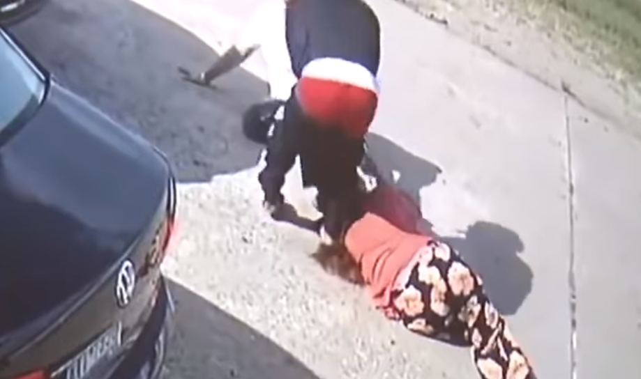 O femeie a fost urmărită după ce a scos de la bancă 75.000 de dolari. Ce a pățit. VIDEO