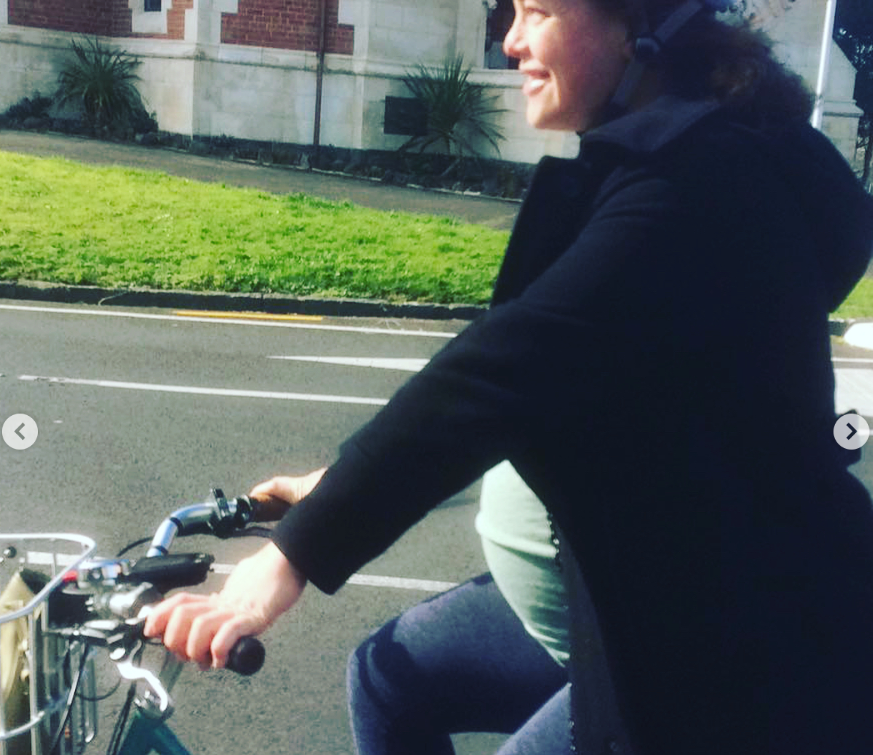 Ministrul care a pedalat până la maternitate, pentru a aduce pe lume primul ei copil. FOTO