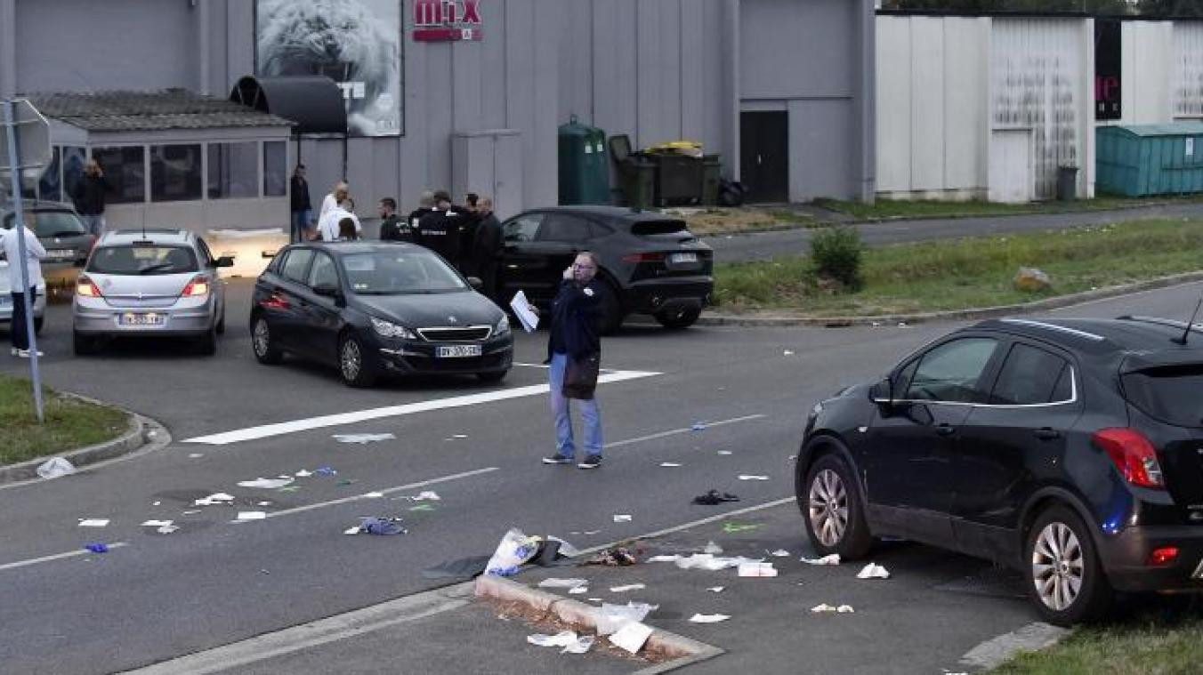 Dispută în fața unui club. Șapte răniți, după ce un șofer a intrat în plin într-un grup de persoane