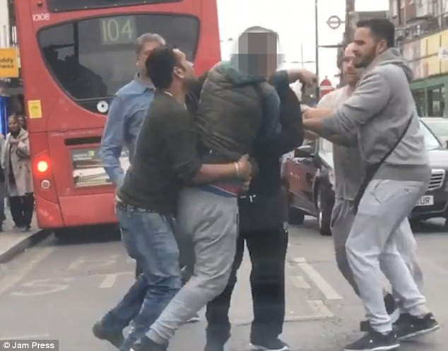 Un băiat agresează cu un cuțit o altă persoană în plină stradă. Gestul trecătorilor. VIDEO