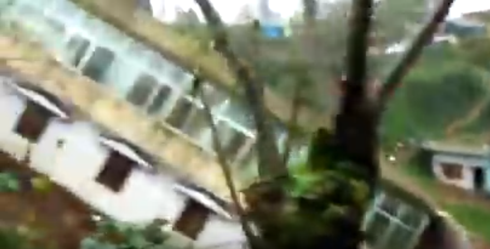 Momentul în care un bloc de locuințe în care se aflau zeci de oameni este luat de viitură. VIDEO