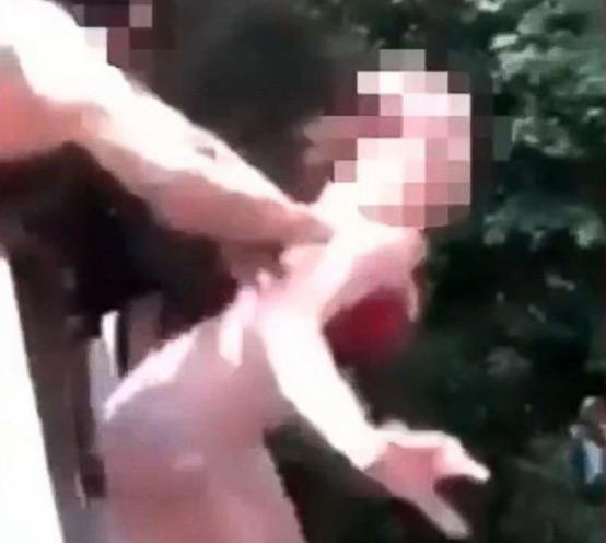 Pedeapsa riscată de o adolescentă care și-a împins prietena de pe un pod. VIDEO